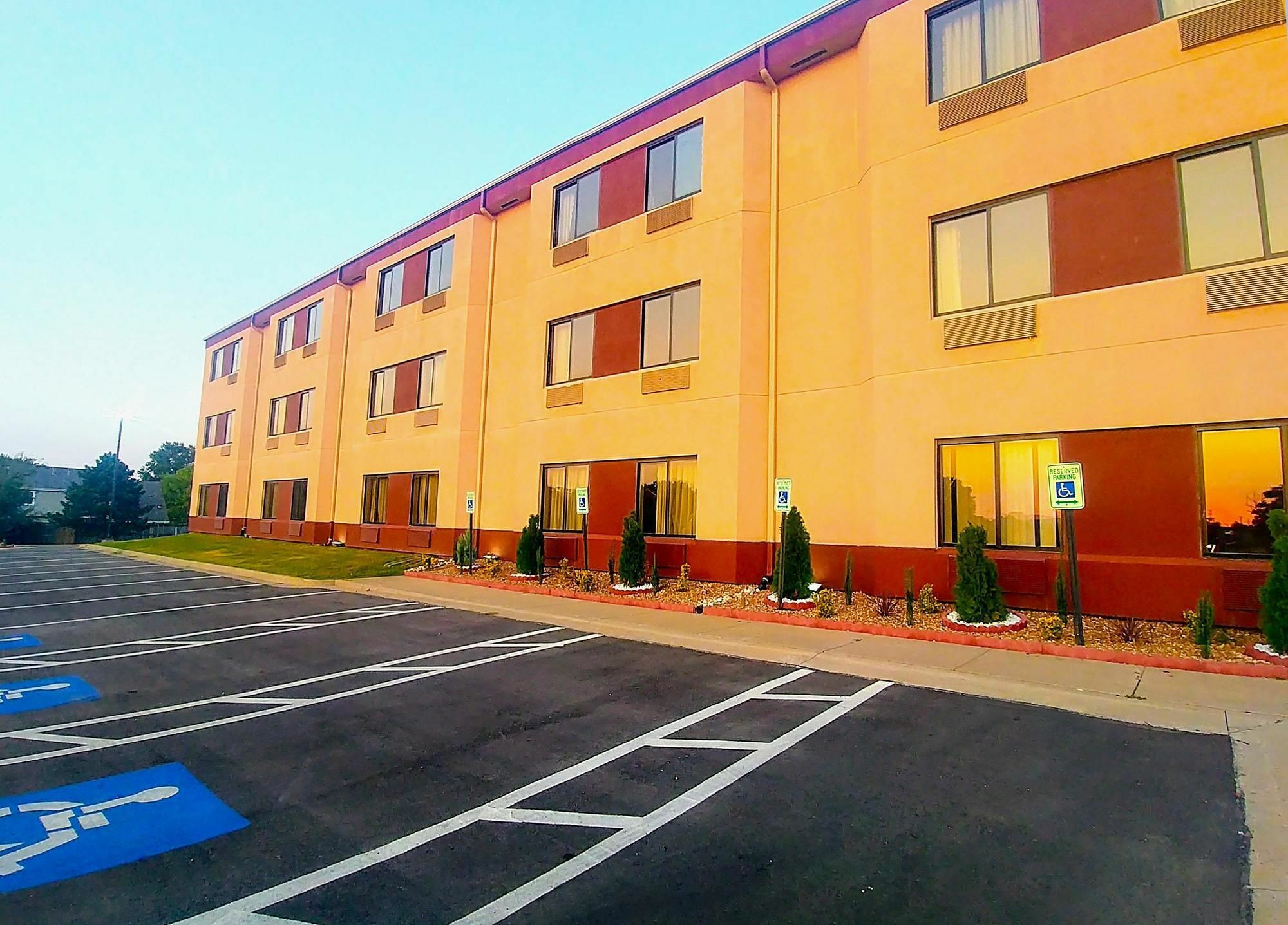 Americas Best Value Inn And Suites Lee'S Summit-Kansas City מראה חיצוני תמונה
